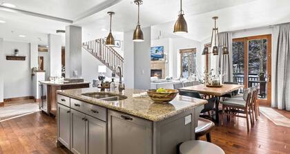 Calming Canyons Ski-in/ski-out Luxe Penthouse