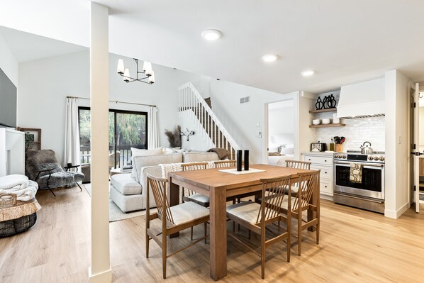 Condo, Multiple Beds, Hot Tub, Mountain View | Dining