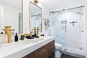 Condo, varias camas, hidromasaje, vista a la montaña | Baño | Toallas 
