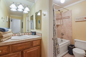 Nhà, nhiều giường, ban công | Phòng tắm | Khăn tắm