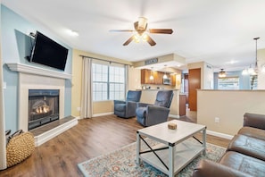 Condo, varias camas, balcón, vista al jardín (Bungalow on the Bluffs) | Área de sala de estar | Televisión de pantalla plana de 42 pulgadas con canales digitales 