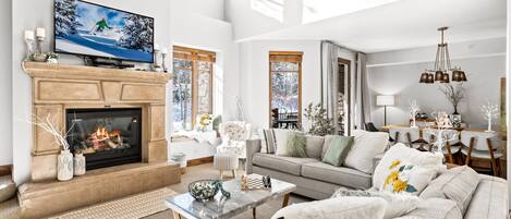 Hus, flere senger, fjellutsikt | Oppholdsområde | En 40-tommers TV med kabel-kanaler samt peis