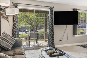 40-inch TV with cable channels - Gorgeous Ground Level Retreat (Branson)