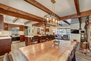 Casa, varias camas, hidromasaje, vista a la montaña | Cocina privada | Refrigerador, microondas, horno y parrilla de estufa 