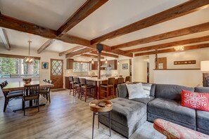 Ferienhaus, Mehrere Betten, Whirlpool, Bergblick | Wohnzimmer