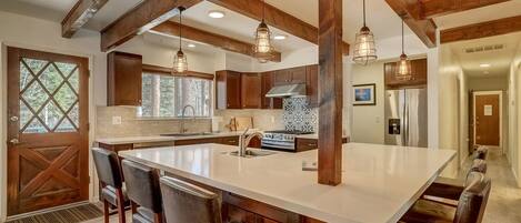 Casa, várias camas, banheira de imersão, vista para a montanha | Cozinha privada | Geladeira, micro-ondas, fogão, cooktop