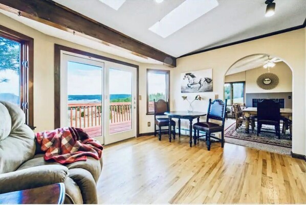 Smart TV - *NEW!!* Country setting near AFA, Venues, & Lake (Larkspur)