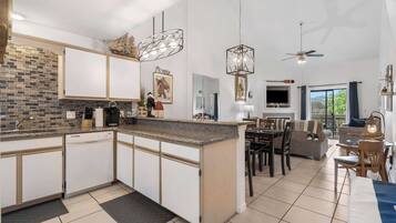 Condo, nhiều giường, ban công, quang cảnh vườn (Nantucket at the Pointe) | Nội thất