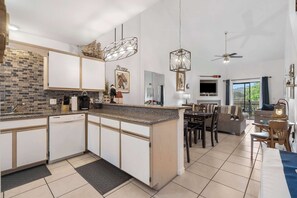 Condo, nhiều giường, ban công, quang cảnh vườn (Nantucket at the Pointe) | Nội thất