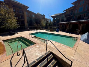 สระว่ายน้ำกลางแจ้ง