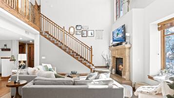 Apartment, Multiple Beds, Mountain View | Interior