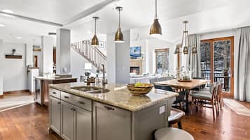 Apartment, Multiple Beds, Mountain View | Private kitchen | Fridge, microwave, oven, stovetop