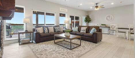 Ferienhaus, Mehrere Betten, Terrasse (Hilltop Haven at Table Rock) | Wohnbereich | 55-Zoll-Flachbildfernseher mit Digitalempfang, Kamin