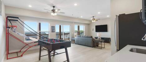 單棟房屋, 多張床, 露台 (Hilltop Haven at Table Rock) | 客廳 | 55 吋平面電視連數碼電視頻道、壁爐