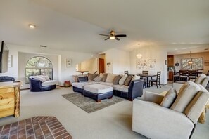 Hus, flere senger, balkong, fjellutsikt | Oppholdsrom | En 40-tommers TV med kabel-kanaler samt peis