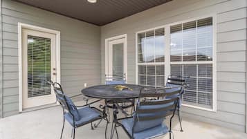 Townhouse, Beberapa Tempat Tidur, patio, pemandangan kebun (Retreat at Par Lane) | Tempat makan outdoor