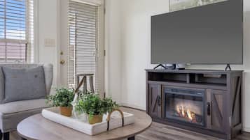 Casa de ciudad, varias camas, patio, vista al jardín (Retreat at Par Lane) | Área de sala de estar | Televisión de pantalla plana de 42 pulgadas con canales digitales