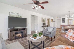 Nhà liên kế, nhiều giường, sân hiên, quang cảnh vườn (Retreat at Par Lane) | Khu phòng khách | TV màn hình phẳng 42-inch có truyền hình kỹ thuật số, lò sưởi 