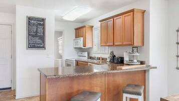 Townhome, Multiple Beds, Patio, Garden View (Retreat at Par Lane) | Private kitchen | Coffee/tea maker