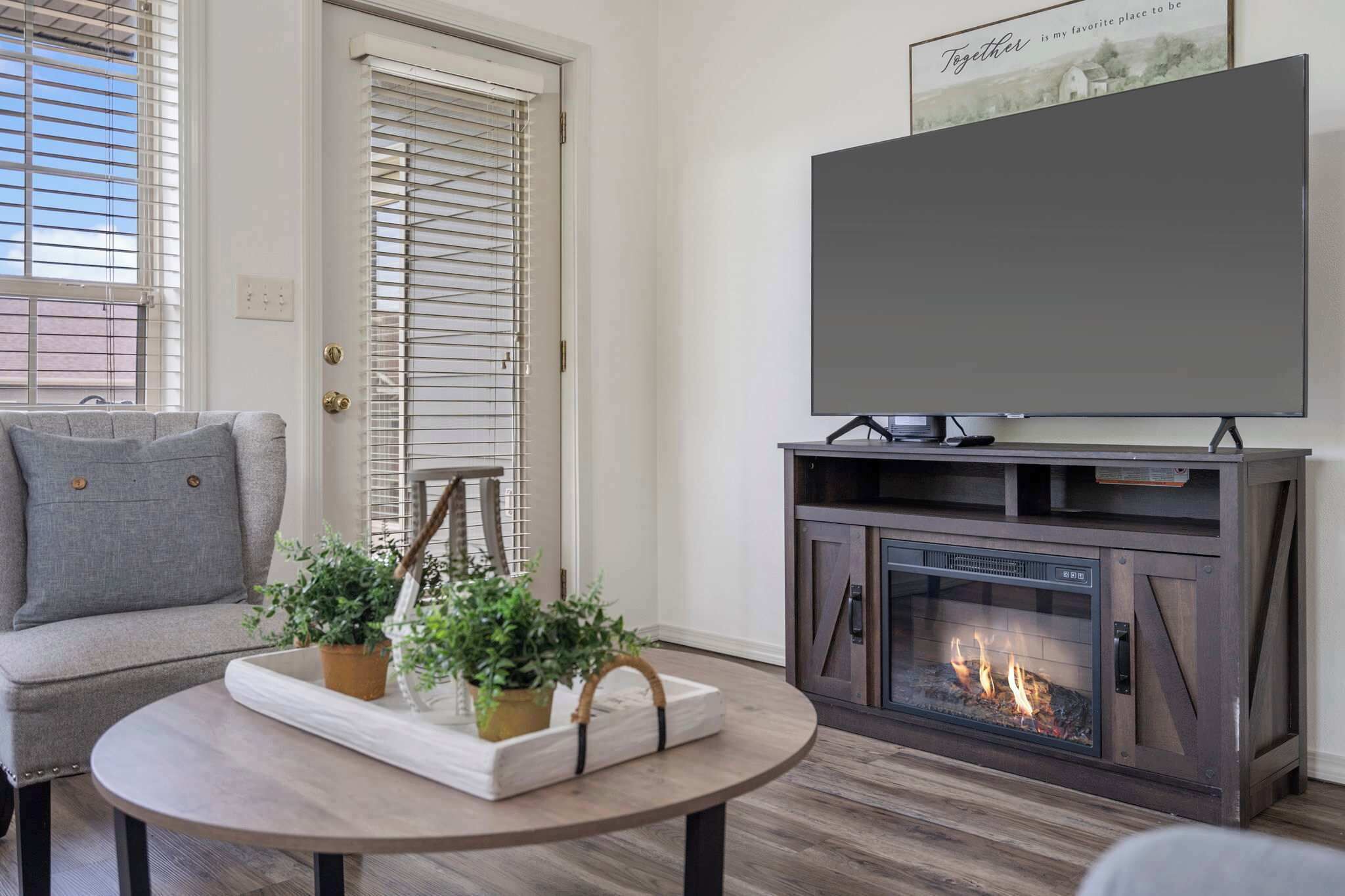 Stadtwohnung, Mehrere Betten, Terrasse, Gartenblick (Retreat at Par Lane) | Wohnbereich | 42-Zoll-Flachbildfernseher mit Digitalempfang, Kamin