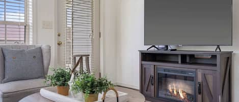Townhome, Multiple Beds, Patio, Garden View (Retreat at Par Lane) | Living area | 42-inch flat-screen TV with digital channels, fireplace