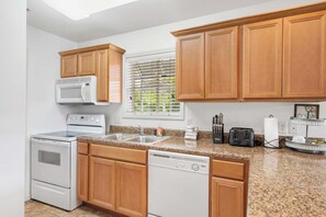 Townhome, Multiple Beds, Patio, Garden View (Retreat at Par Lane) | Private kitchen | Coffee/tea maker