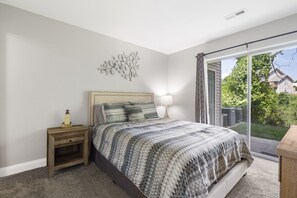 2 bedrooms, individually furnished, iron/ironing board, free WiFi - Waterfront Branson Escape (Branson)