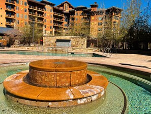 Appartement, 1 très grand lit, bain à remous, vue montagne | Piscine