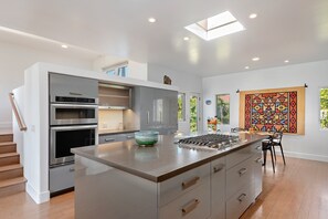 Casa, várias camas, varanda, vista para o oceano (Shoreline Park House - 30-night min) | Cozinha privada | Geladeira, micro-ondas, fogão, cooktop