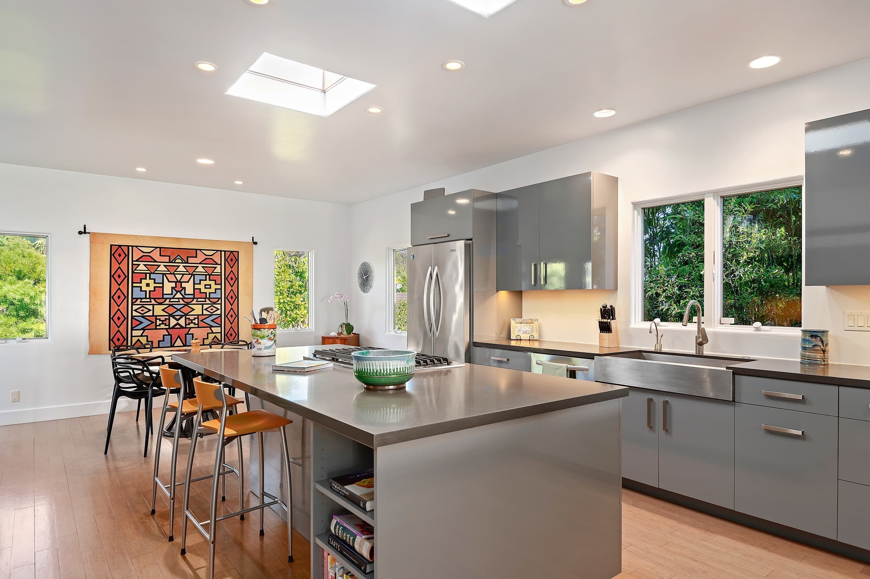 独立别墅, 多张床, 露台, 海洋景观 (Shoreline Park House - 30-night min) | 私人厨房 | 冰箱、微波炉、烤箱、炉灶