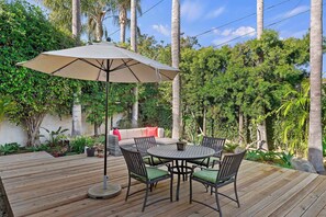 Outdoor dining - Shoreline Park House (Santa Barbara)