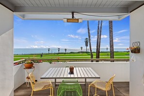 Talo, useita sänkyjä, patio, valtamerinäköala (Shoreline Park House - 30-night min) | Ulkoruokailutilat