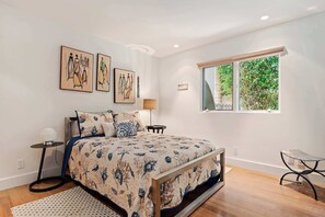 Casa, várias camas, varanda, vista para o oceano (Shoreline Park House - 30-night min) | 4 quartos, individualmente decorados, individualmente mobiliados