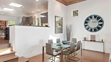 House, Multiple Beds, Patio, Ocean View (Shoreline Park House - 30-night min) | Dining