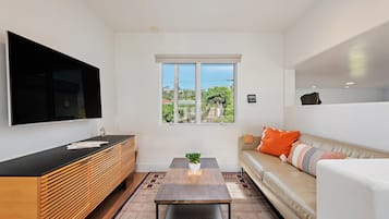 Rumah, Beberapa Tempat Tidur, patio, pemandangan samudra (Shoreline Park House - 30-night min) | Area keluarga | Televisi layar datar 55-inci dengan saluran TV digital dan perapian