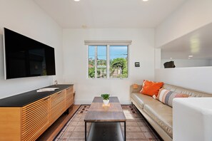 Casa, várias camas, varanda, vista para o oceano (Shoreline Park House - 30-night min) | Área de estar | TV de tela plana 55 polegadas com canais digitais, lareira