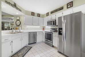 Refrigerador, microondas, horno, placa de cocina