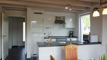 Kühlschrank, Mikrowelle, Herdplatte, Geschirrspüler