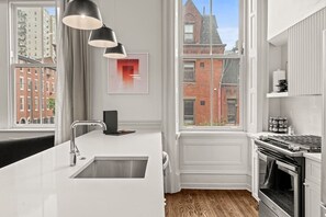 冰箱、微波炉、烤箱、炉灶