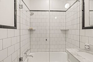 Combined shower/bathtub, hair dryer, shampoo
