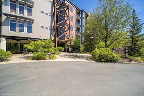 A multi-story building with a modern architectural design, featuring a prominent metal framework structure. - Silver Mtn Studio Condo Ski - Mtn Bike- Hiking (Kellogg)