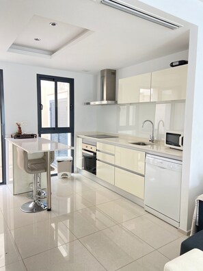 Fridge, microwave, dishwasher, cookware/dishes/utensils