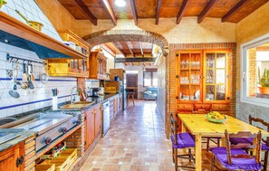 Een koelkast, een oven, een kookplaat, een vaatwasser