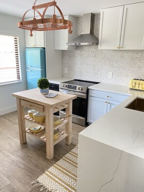 冰箱、微波炉、烤箱、炉灶