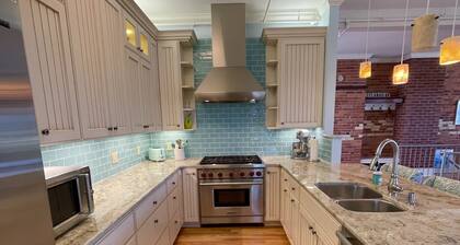 Luxury Downtown Loft 2 bedroom/ 2 bath Home