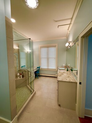 Duschwanne, Haartrockner, Handtücher, Seife