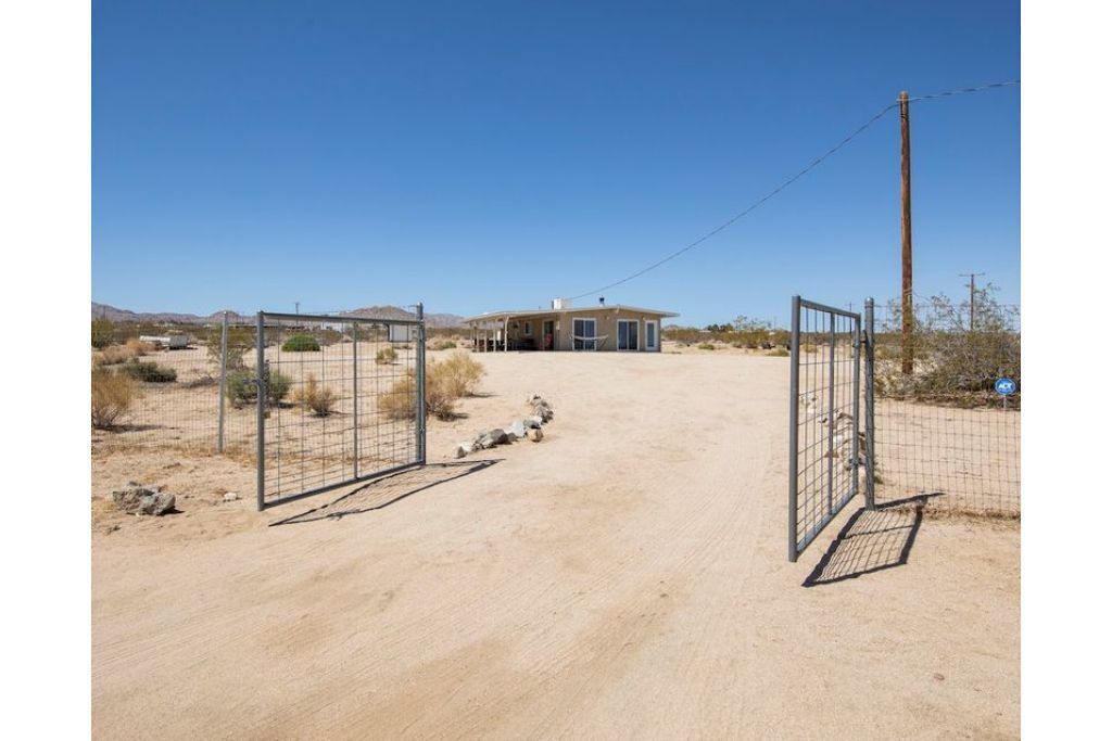 HIGH DESERT VISTAS 1960 HOMESTEAD CABIN ON 5 ACRES