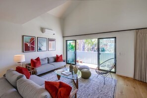 Smart TV, books, music library, stereo - Modern Gem in Crown Point! Steps to Bay! (San Diego)