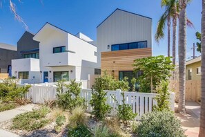 Exterior - Modern Gem in Crown Point! Steps to Bay! (San Diego)