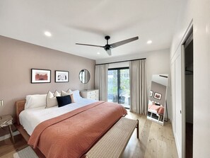 4 habitaciones, escritorio y tabla de planchar con plancha